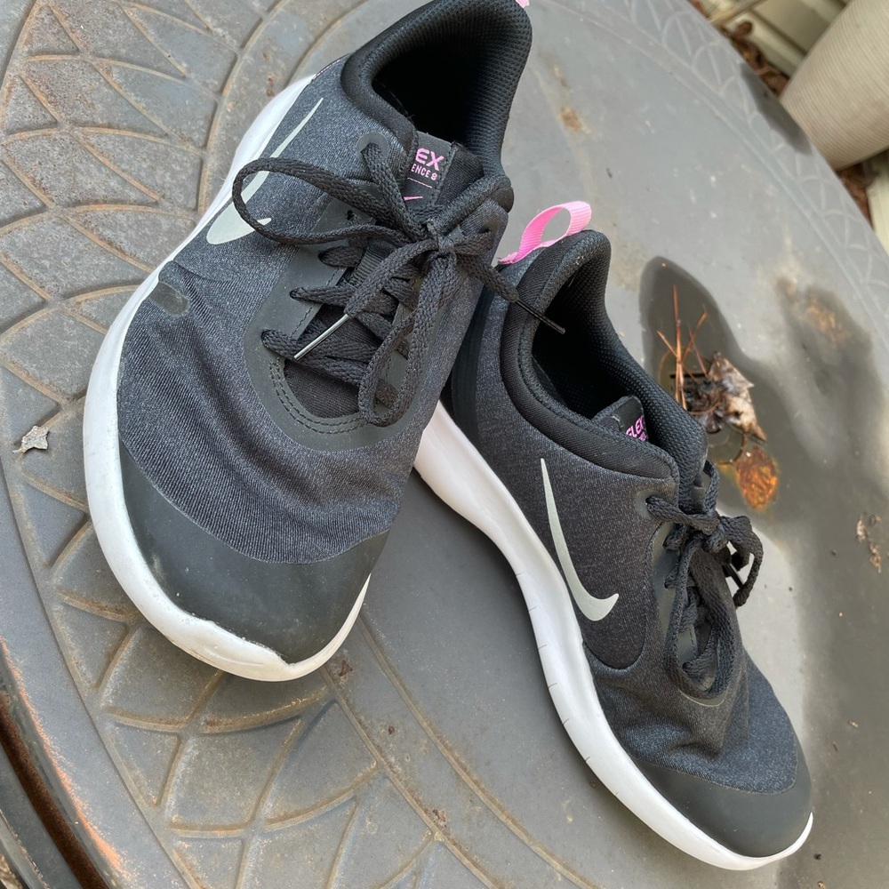 nike ball shoes size 6y only worn a couple times just didn’t fit me